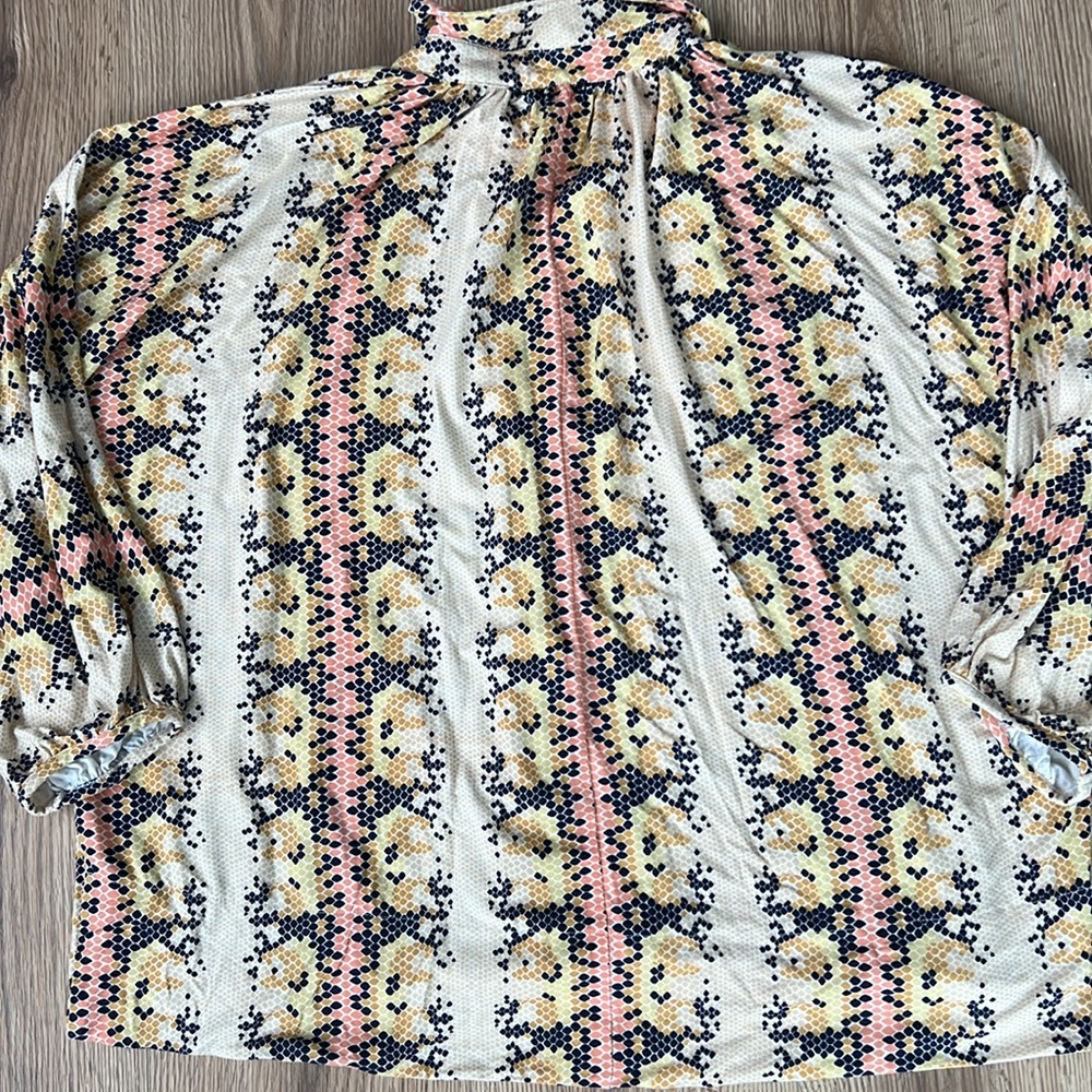 Great condition Anthropologie button down - Picture 9 of 12